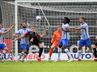 Freiburgs Nils Petersen (3.v.l.) erzielt per Fallrückzieher das Tor zur 1:2-Führung in Berlin - bereits das 30. Jokertor des Stürmers. Foto: Soeren Stache/dpa-Zentralbild/dpa Freiburgs Nils Petersen (3.v.l.) erzielt per Fallrückzieher das Tor zur 1:2-Führung in Berlin - bereits das 30. Jokertor des Stürmers. Foto: Soeren Stache/dpa-Zentralbild/dpa