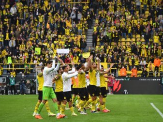 Dortmunds Spieler bedanken sich bei den Fans nach dem 2:1-Sieg gegen den FC Augsburg für die Unterstützung. Foto: Bernd Thissen/dpa Dortmunds Spieler bedanken sich bei den Fans nach dem 2:1-Sieg gegen den FC Augsburg für die Unterstützung. Foto: Bernd Thissen/dpa