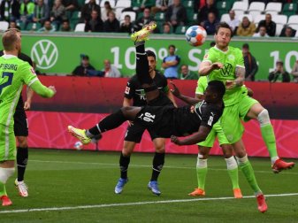 Embolo (M) trifft sehenswert per Fallrückzieher zur Mönchengladbacher Führung. Foto: Swen Pförtner/dpa Embolo (M) trifft sehenswert per Fallrückzieher zur Mönchengladbacher Führung. Foto: Swen Pförtner/dpa