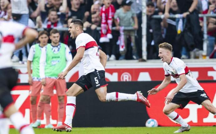 Traf für den VfB Stuttgart: Konstantinos Mavropanos (M). Foto: Tom Weller/dpa