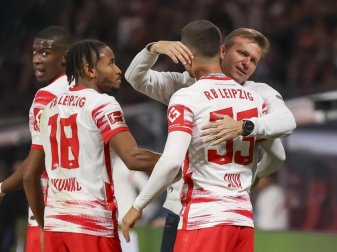 Leipzigs Christopher Nkunku (l), Trainer Jesse Marsch (r) und Torschütze Andre Silva freuen sich über die 1:0-Führung gegen den VfL Bochum. Foto: Jan Woitas/dpa-Zentralbild/dpa Leipzigs Christopher Nkunku (l), Trainer Jesse Marsch (r) und Torschütze Andre Silva freuen sich über die 1:0-Führung gegen den VfL Bochum. Foto: Jan Woitas/dpa-Zentralbild/dpa