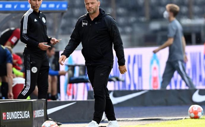 Herthas Cheftrainer Pal Dardai verlässt bei Spielende die Coaching-Zone. Foto: Soeren Stache/dpa-Zentralbild/dpa