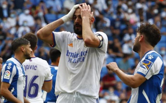 Real-Stürmer Karim Benzema ärgert sich nach einer verpassten Chance. Foto: Joan Monfort/AP/dpa