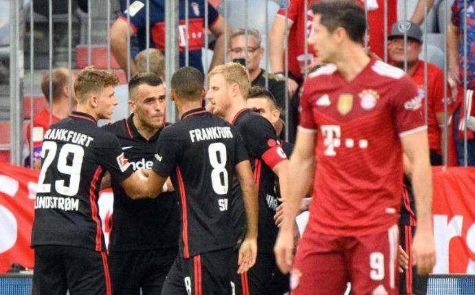 Die Bayern um Weltfußballer Robert Lewandowski (r) verloren überraschend gegen Eintracht Frankfurt. Foto: Matthias Balk/dpa