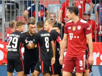 Die Bayern um Weltfußballer Robert Lewandowski (r) verloren überraschend gegen Eintracht Frankfurt. Foto: Matthias Balk/dpa Die Bayern um Weltfußballer Robert Lewandowski (r) verloren überraschend gegen Eintracht Frankfurt. Foto: Matthias Balk/dpa