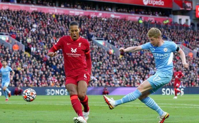 Kevin De Bruyne (r) von Manchester City beim Abschluss. Foto: Peter Byrne/PA Wire/dpa