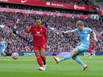 Kevin De Bruyne (r) von Manchester City beim Abschluss. Foto: Peter Byrne/PA Wire/dpa Kevin De Bruyne (r) von Manchester City beim Abschluss. Foto: Peter Byrne/PA Wire/dpa