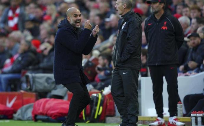 City-Trainer Pep Guardiola (l) war begeistert nach dem 2:2 in Liverpool. Foto: Peter Byrne/PA/AP/dpa