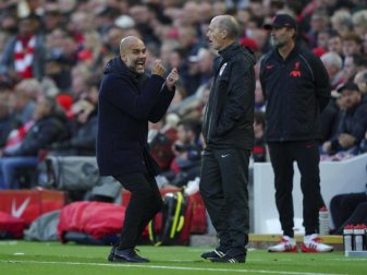 City-Trainer Pep Guardiola (l) war begeistert nach dem 2:2 in Liverpool. Foto: Peter Byrne/PA/AP/dpa City-Trainer Pep Guardiola (l) war begeistert nach dem 2:2 in Liverpool. Foto: Peter Byrne/PA/AP/dpa