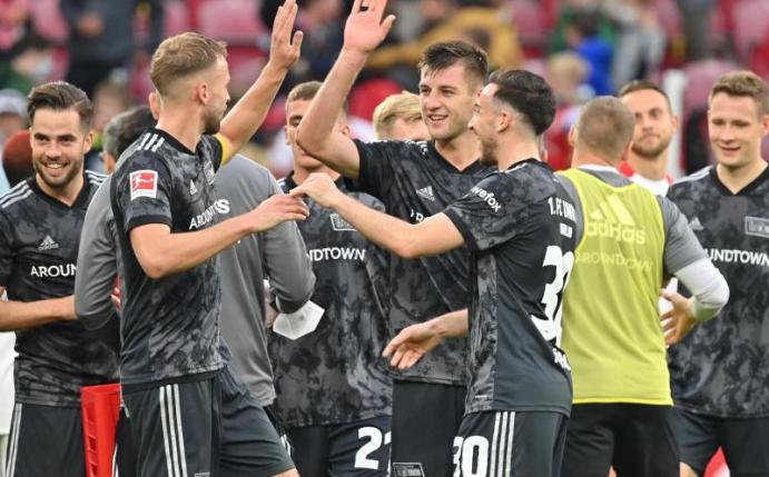 Die Berliner Mannschaft jubelt nach dem Schlusspfiff. Foto: Torsten Silz/dpa