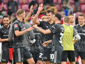 Die Berliner Mannschaft jubelt nach dem Schlusspfiff. Foto: Torsten Silz/dpa Die Berliner Mannschaft jubelt nach dem Schlusspfiff. Foto: Torsten Silz/dpa