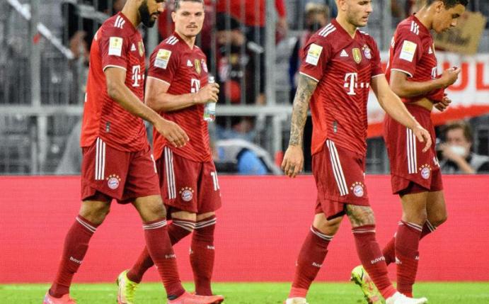 Münchens Spieler gehen enttäuscht vom Platz - das Spiel endete 1:2. Foto: Matthias Balk/dpa