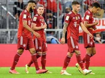 Münchens Spieler gehen enttäuscht vom Platz - das Spiel endete 1:2. Foto: Matthias Balk/dpa Münchens Spieler gehen enttäuscht vom Platz - das Spiel endete 1:2. Foto: Matthias Balk/dpa
