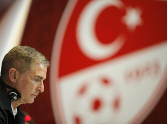 Stefan Kuntz bei einer Pressekonferenz nach seiner Ernennung zum Cheftrainer der türkischen Fußballnationalmannschaft. Foto: Uncredited/AP/dpa Stefan Kuntz bei einer Pressekonferenz nach seiner Ernennung zum Cheftrainer der türkischen Fußballnationalmannschaft. Foto: Uncredited/AP/dpa