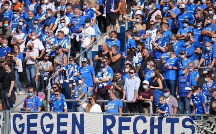 Fans von Darmstadt 98 im Merck-Stadion am Böllenfalltor. Foto: Thomas Frey/dpa