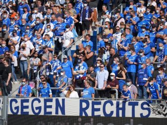 Fans von Darmstadt 98 im Merck-Stadion am Böllenfalltor. Foto: Thomas Frey/dpa Fans von Darmstadt 98 im Merck-Stadion am Böllenfalltor. Foto: Thomas Frey/dpa