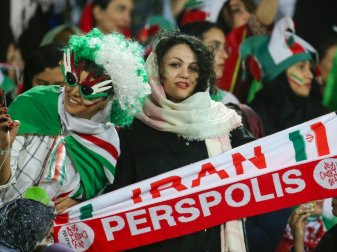 Frauen dürfen im Iran wieder ins Stadion gehen Frauen dürfen im Iran wieder ins Stadion gehen