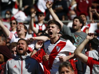 Fans von River Plate jubeln vor dem Spiel gegen die Boca Juniors. Foto: Marcos Brindicci/AP/dpa