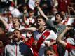 Fans von River Plate jubeln vor dem Spiel gegen die Boca Juniors. Foto: Marcos Brindicci/AP/dpa