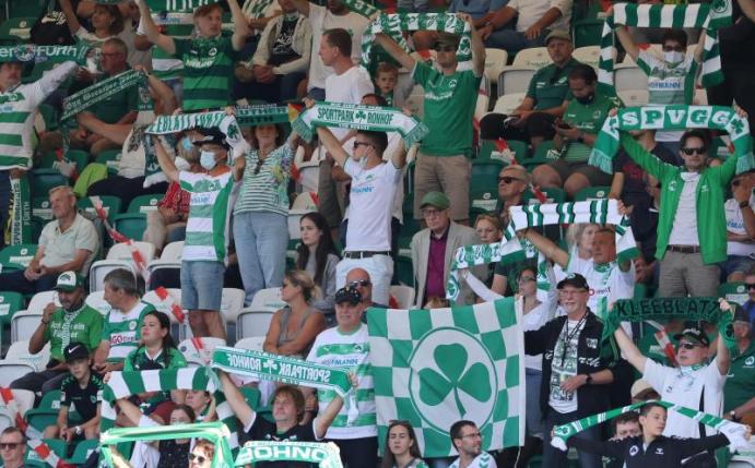 Zum nächsten Heimspiel könnte der Sportpark Ronhof wieder voller Fürther Fans sein. Foto: Daniel Karmann/dpa