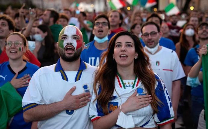 Die italienischen Fans hoffen auf einen weiteren Erfolg ihrer Fußball-Nationalmannschaft. Foto: Alessandra Tarantino/AP/dpa