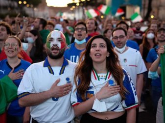 Die italienischen Fans hoffen auf einen weiteren Erfolg ihrer Fußball-Nationalmannschaft. Foto: Alessandra Tarantino/AP/dpa Die italienischen Fans hoffen auf einen weiteren Erfolg ihrer Fußball-Nationalmannschaft. Foto: Alessandra Tarantino/AP/dpa