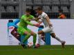 Der FC Augsburg muss vorerst auf Florian Niederlechner (r) verzichten. Foto: Bernd Thissen/dpa