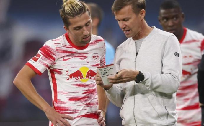 Spricht viel mit den Spielern: Leipzigs Trainer Jesse Marsch (r) zeigt Kevin Kampl seine Notizen. Foto: Jan Woitas/dpa-Zentralbild/dpa