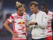 Spricht viel mit den Spielern: Leipzigs Trainer Jesse Marsch (r) zeigt Kevin Kampl seine Notizen. Foto: Jan Woitas/dpa-Zentralbild/dpa