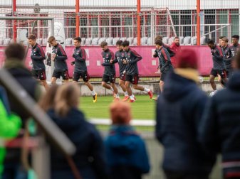 Nach langer Zeit wieder ein öffentliches Training: Spieler und Trainer des FC Bayern München laufen sich vor anwesenden Fans warm. Foto: Peter Kneffel/dpa Nach langer Zeit wieder ein öffentliches Training: Spieler und Trainer des FC Bayern München laufen sich vor anwesenden Fans warm. Foto: Peter Kneffel/dpa