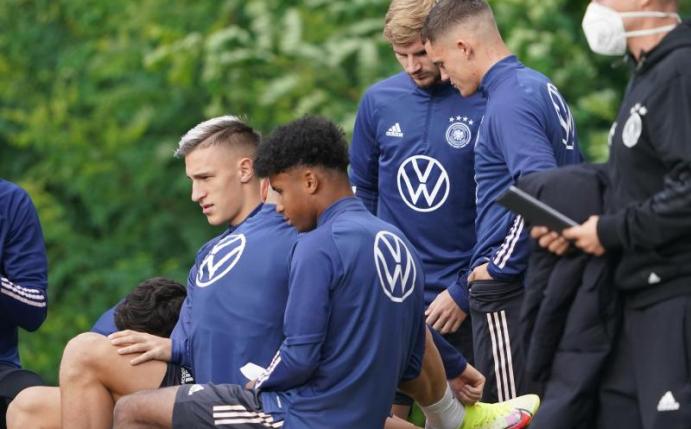 Auch die Youngster Nico Schlotterbeck (l), Karim Adeyemi (2.v.l) und Florian Wirtz (r) stehen im DFB-Aufgebot. Foto: Marcus Brandt/dpa