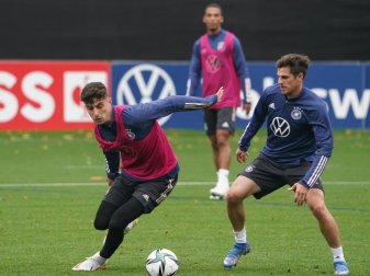 Kai Havertz (l) ist mit dem Publikumspreis des Deutschen Fußball-Botschafters ausgezeichnet worden. Foto: Marcus Brandt/dpa Kai Havertz (l) ist mit dem Publikumspreis des Deutschen Fußball-Botschafters ausgezeichnet worden. Foto: Marcus Brandt/dpa