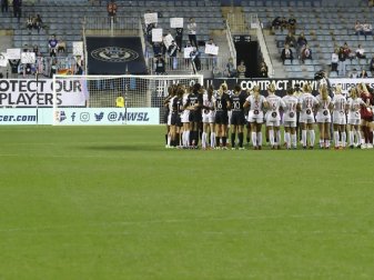 Die Spielerinnen protestierten am Mittelkreis Die Spielerinnen protestierten am Mittelkreis