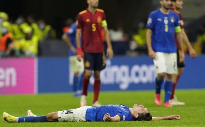 Italiens Federico Chiesa liegt nach der Niederlage gegen Spanien auf dem Boden. Foto: Antonio Calanni/AP/dpa