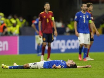 Italiens Federico Chiesa liegt nach der Niederlage gegen Spanien auf dem Boden. Foto: Antonio Calanni/AP/dpa Italiens Federico Chiesa liegt nach der Niederlage gegen Spanien auf dem Boden. Foto: Antonio Calanni/AP/dpa