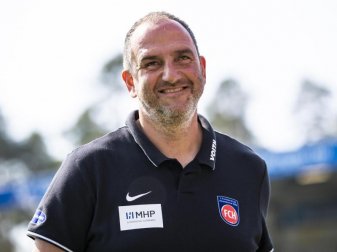 Hat seinen Vertrag in Heidenheim bis zum 30. Juni 2027 verlängert: Trainer Frank Schmidt. Foto: Tom Weller/dpa Hat seinen Vertrag in Heidenheim bis zum 30. Juni 2027 verlängert: Trainer Frank Schmidt. Foto: Tom Weller/dpa