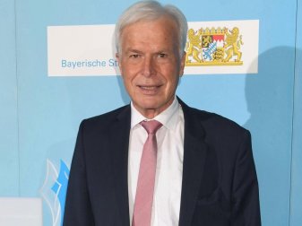 Der langjährige «Kicker»-Herausgeber und frühere Chefredakteur Rainer Holzschuh ist gestorben. Foto: Felix Hörhager/dpa Der langjährige «Kicker»-Herausgeber und frühere Chefredakteur Rainer Holzschuh ist gestorben. Foto: Felix Hörhager/dpa