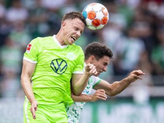 Wolfsburgs Yannick Gerhardt (l) hat sich eine Prellung am Mittelfuß zugezogen. Foto: Tom Weller/dpa