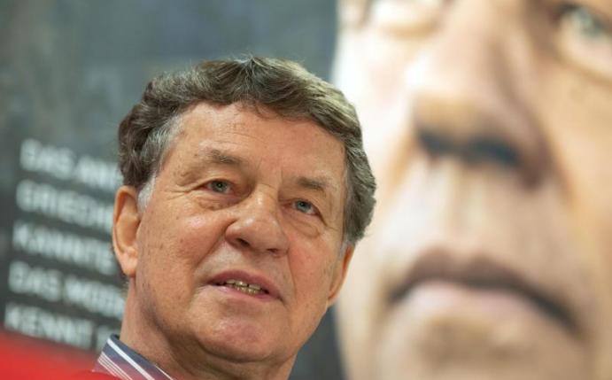 Otto Rehhagel bei der Pressekonferenz zum Film Film «King Otto». Foto: Federico Gambarini/dpa