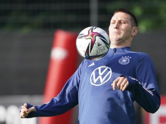In der Innenverteidigung für das Spiel gegen Rumänien gesetzt: Niklas Süle beim Aufwärmen. Foto: Marcus Brandt/dpa In der Innenverteidigung für das Spiel gegen Rumänien gesetzt: Niklas Süle beim Aufwärmen. Foto: Marcus Brandt/dpa