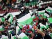 Hannover 96 hofft auf ein wieder voll ausgelastetes Stadion: Fans schwenken Fahnen. Foto: Daniel Reinhardt/dpa