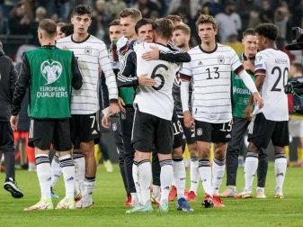 Die deutsche Mannschaft jubelt nach dem Abpfiff. Foto: Axel Heimken/dpa Die deutsche Mannschaft jubelt nach dem Abpfiff. Foto: Axel Heimken/dpa
