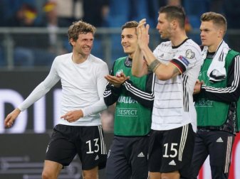 So kann es weitergehen: Die deutschen Nationalspieler feiern den mit Leidenschaft erkämpften Sieg. Foto: Marcus Brandt/dpa