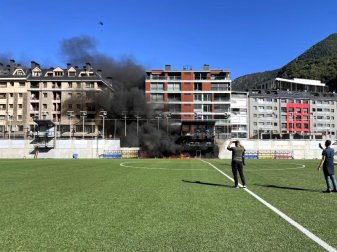 Der Brand im Nationalstadion von Andorra hat den Bühnenbau für Kommentatoren und Kameras zerstört. Foto: Simon Peach/PA Wire/dpa Der Brand im Nationalstadion von Andorra hat den Bühnenbau für Kommentatoren und Kameras zerstört. Foto: Simon Peach/PA Wire/dpa