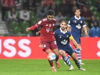 Bayerns Malik Tillmann (l) behauptet gegen Alexander Arnhold vom Bremer SV den Ball. Foto: Carmen Jaspersen/dpa Bayerns Malik Tillmann (l) behauptet gegen Alexander Arnhold vom Bremer SV den Ball. Foto: Carmen Jaspersen/dpa