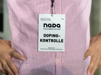 Ein Mitarbeiter der Nationalen Anti Doping Agentur (NADA) trägt einen Ausweis mit der Aufschrift "Dopingkontrolle" um den Hals. Foto: Sebastian Kahnert/dpa/Archivbild Ein Mitarbeiter der Nationalen Anti Doping Agentur (NADA) trägt einen Ausweis mit der Aufschrift "Dopingkontrolle" um den Hals. Foto: Sebastian Kahnert/dpa/Archivbild