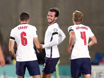 Ben Chilwell (M) feiert mit Mannschaftskameraden sein Tor zur 1:0-Führung der Three Lions gegen Andorra. Foto: Nick Potts/PA Wire/dpa