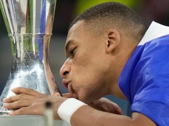 Frankreichs Kylian Mbappé küsst den Pokal. Foto: Luca Bruno/AP/dpa Frankreichs Kylian Mbappé küsst den Pokal. Foto: Luca Bruno/AP/dpa