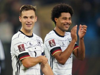 Wollen das WM-Ticket lösen: Joshua Kimmich und Serge Gnabry. Foto: Marcus Brandt/dpa/Archivbild