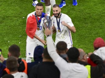 Kylian Mbappé (l) und Karim Benzema feiern den Gewinn der Nations League. Foto: Miguel Medina/Pool AFP via AP/dpa Kylian Mbappé (l) und Karim Benzema feiern den Gewinn der Nations League. Foto: Miguel Medina/Pool AFP via AP/dpa